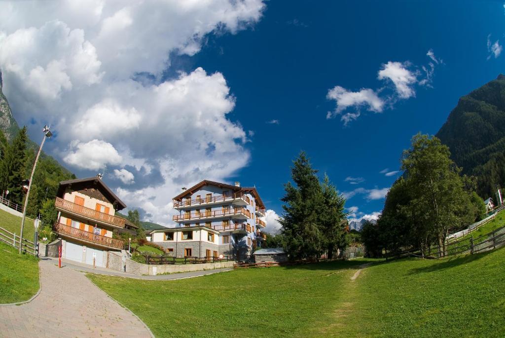 Laghetto Alpine Hotel & Restaurant Brusson Exterior foto